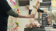 À Champigny, le « pain en attente » pour lutter contre la précarité alimentaire