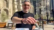 À Chartres, l'artiste Mendosa Sagrada dessine la cathédrale au café