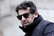 Chute des idoles : de l'abbé Pierre à Patrick Bruel, le vertige d'une époque
