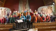Concert de la chorale Terre de Peyre dans une chapelle comble à Saint-Alban