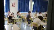 Contrôle continu remplace examens français dans 10 zones de tension