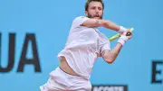 Corentin Moutet baisse son short à Hambourg et reçoit un avertissement