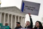 Cour suprême américaine suspend restrictions sur la pilule abortive