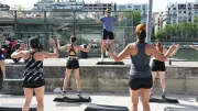 Cours de fitness royal avec Christophe Lemaitre sur les quais de Seine