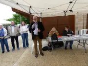 Croignon : deux bancs bleus et l'église illuminée pour la fibromyalgie