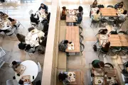 À Créteil, le repas à 1 euro attire les étudiants malgré la pluie