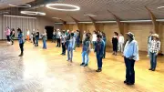 Danse en ligne : un atelier convivial à Chirac avec 35 participants