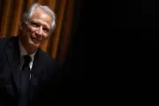 De Villepin rend les statuettes offertes par le Quai d'Orsay
