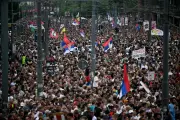 Des dizaines de milliers de Serbes manifestent contre la corruption à Belgrade