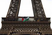 Des militants arrêtés après avoir déployé un drapeau palestinien sur la tour Eiffel