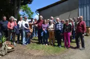 Des touristes girondins découvrent le musée de poteries de Francis Vadier à Mirambeau