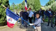 Deux jeunes porte-drapeaux honorent le 8-Mai à Cabrières