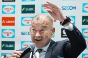 Eddie Jones suspendu quatre matchs après des insultes en Australie