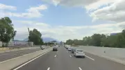 Elle saute d'une voiture à 100 km/h sur l'autoroute et survit miraculeusement