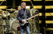 Eric Clapton quitte la scène après un lancer de vinyle à Madrid