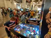 Festival du flipper à Bordeaux : une machine intemporelle séduit toutes les générations