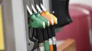 Flambée des prix : les automobilistes français réduisent leurs trajets