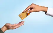 Fortuneo : carte Gold sans frais à l'international et prime de 250 €