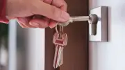 Gers : une retraitée vit dans sa voiture, persuadée que son appartement est hanté