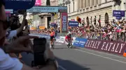 Giro 2026 : Zanoncello exclu pour coup de tête dans le sprint final