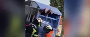Gironde : un homme coincé tête en bas dans une borne de collecte de vêtements