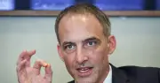 Glucksmann et la rupture de classe : un héritage politique complexe