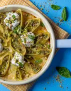 Gratin de pâtes fourrées à la stracciatella et pistaches : recette gourmande