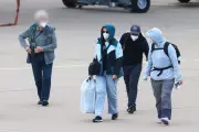 Hantavirus : 94 évacués, une Française testée positive, réunion à Matignon