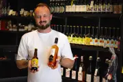 Ihor Sakharylenko fait vivre le vin autrement au Comptoir des Vignes à Menton