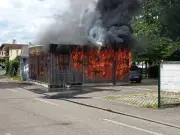 Incendie au Passage : un local à poubelles s'embrase, un véhicule endommagé