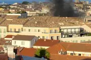 Incendie dans un parking du vieil Antibes : un nuage de fumée noire visible