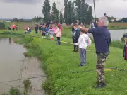 Initiation à la pêche pour 34 élèves malgré la pluie à Lagarrigue