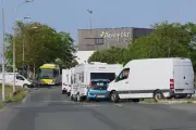 Installation surprise de 160 caravanes à Laleu, près de La Rochelle