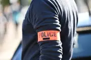 Ivre, il enfonce trois portes à Nice et menace les policiers avec un couteau