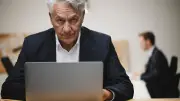 « Je suis vieux et je vous emmerde » : le cri des seniors au travail