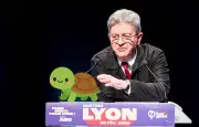 Jean-Luc Mélenchon officialise sa candidature pour 2027 avec la tortue comme emblème