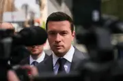 Jordan Bardella défend son couple face aux critiques médiatiques
