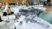 JR transforme le Pont-Neuf en caverne avec une toile bretonne géante
