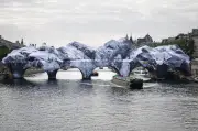 JR transforme le Pont Neuf en caverne monumentale à Paris