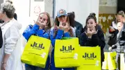 Jul fait le plein de fans dans sa boutique éphémère à Paris avant ses concerts au Stade de France