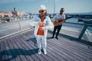 Jul tourne son clip « C'est dur d'aimer » sur le vieux port de Saint-Raphaël