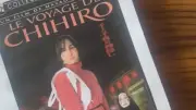 Julia reproduit les pochettes de DVD de sa grand-mère sans qu'elle le sache