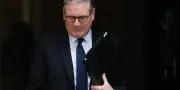 Keir Starmer affirme sa volonté de gouverner malgré une démission