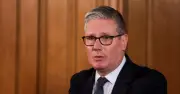 Keir Starmer promet de rester après la déroute électorale des travaillistes