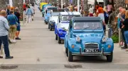 La Folie Deuch : un défilé de 2CV et Méharis enchante Vias