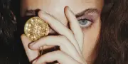 La médaille, un pendentif talisman pour conjurer le sort