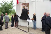Labrit : une plaque en hommage à Henri Emmanuelli dévoilée au collège
