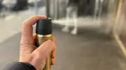 Laque et déodorant : les nouvelles armes anti-agressions des femmes