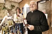 Le père Florini et une factrice lancent des liqueurs naturelles à Nice
