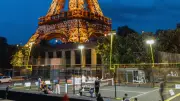 Le terrain de padel au pied de la tour Eiffel de retour pour 4 mois